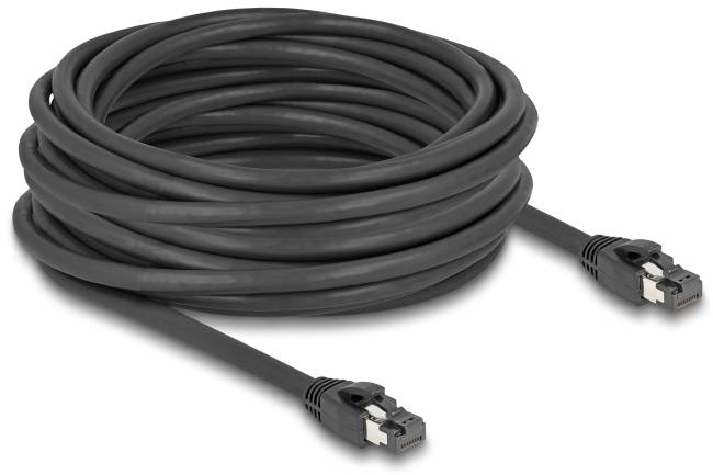 Ein schwarzes, langes Ethernet-Kabel mit RJ45-Steckern an beiden Enden, aufgerollt präsentiert, geeignet für Netzwerkverbindungen.