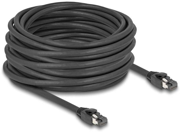 Ein langes, aufgerolltes Ethernet-Kabel, schwarz, mit zwei RJ45-Steckern an den Enden, für Netzwerkverbindungen.