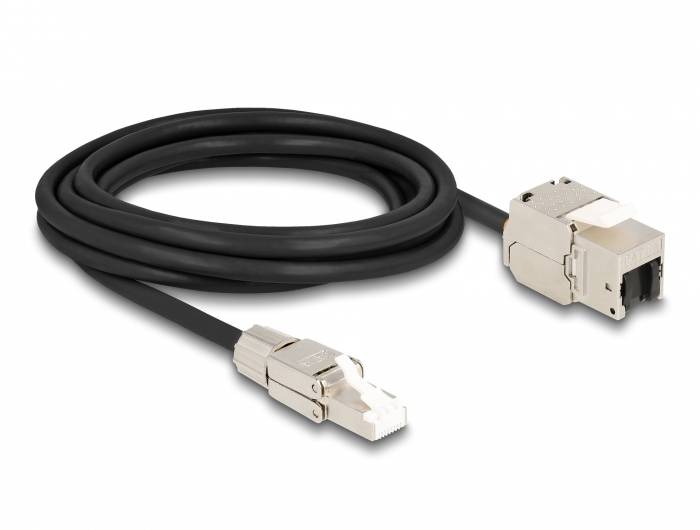 Ein zusammengerolltes schwarzes Netzwerkkabel mit zwei silbernen Steckern an beiden Enden, geeignet für Ethernet-Verbindungen.