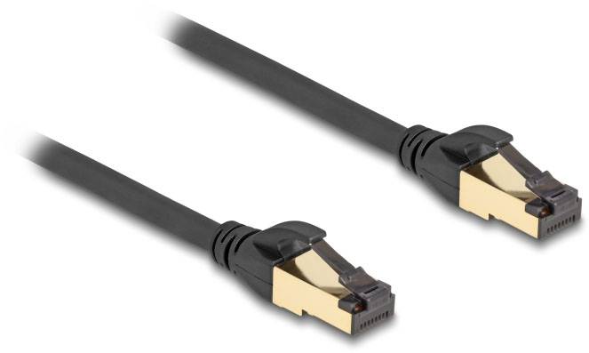 Ein schwarzes Ethernet-Kabel mit goldenen Steckverbindern an beiden Enden, nutzt man für Netzwerkverbindungen.