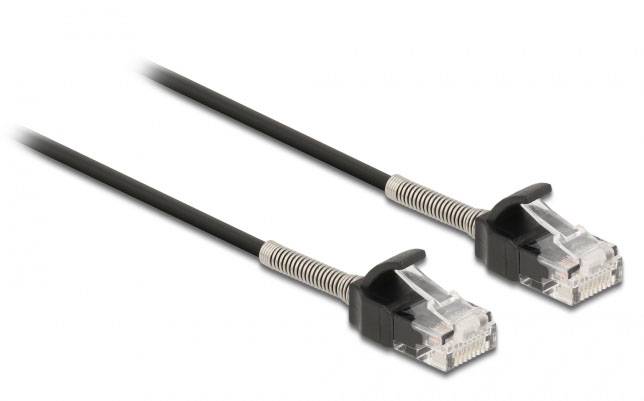 Zwei schwarze RJ45-Netzwerkkabel mit transparenten Anschlüssen und Federschutz.