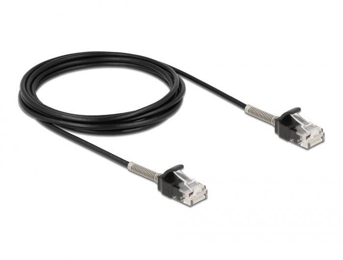 Schwarzes Ethernet-Kabel mit zwei RJ45-Steckern, verwendet für Netzwerkinstallationen zur Datenübertragung.
