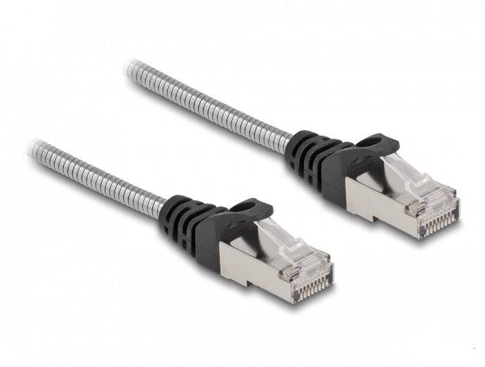Zwei Netzwerkkabel mit RJ45-Steckern, schwarz und silberfarben, liegen parallel. Sie sind bereit zur Verbindung in einem elektronischen Setup.