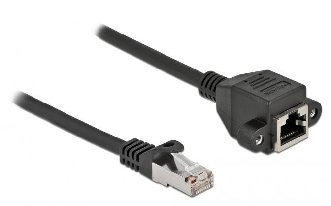 Ein schwarzes Ethernet-Kabel mit einem männlichen RJ45-Stecker und einer weiblichen RJ45-Buchse für Netzwerkverbindungen.