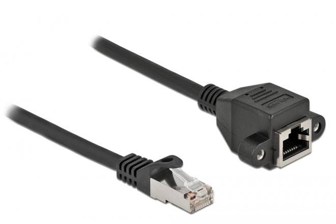 Ein schwarzes Ethernet-Kabel mit einem RJ45-Stecker auf der linken Seite und einer Ethernet-Buchse auf der rechten Seite.