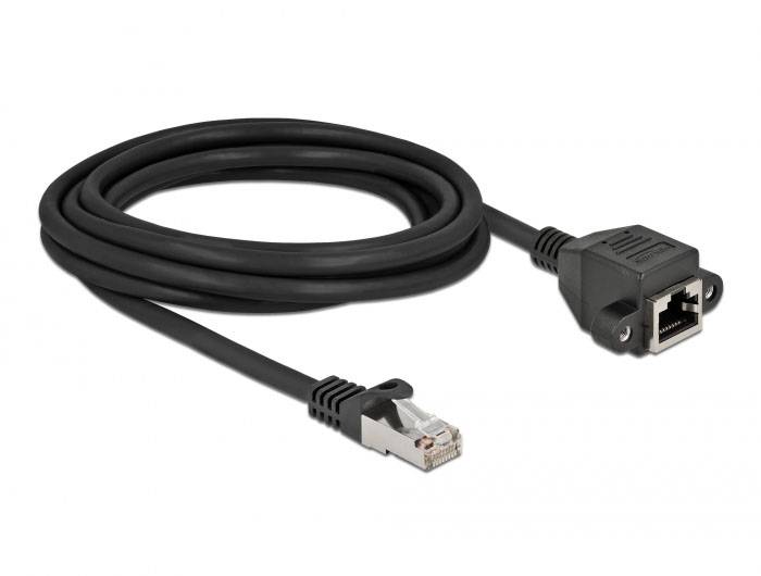 Ein schwarzes Ethernet-Kabel mit einem RJ45-Stecker auf einer Seite und einer RJ45-Buchse auf der anderen Seite auf weißem Hintergrund.