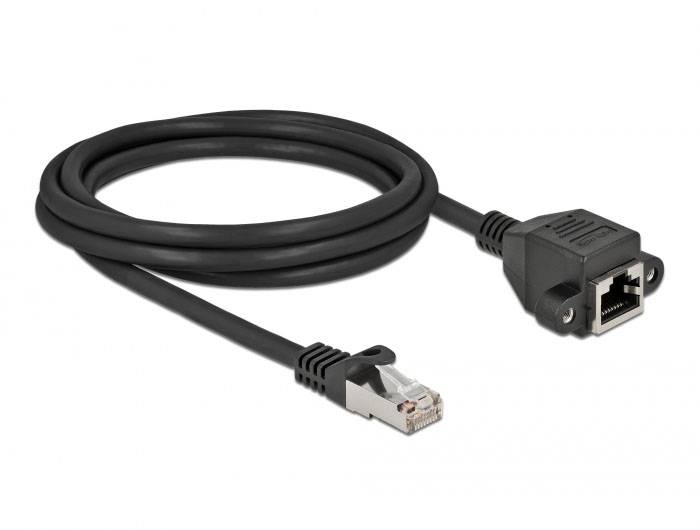 Ein schwarzes Ethernet-Verlängerungskabel mit einem RJ45-Stecker und einer Buchse, vor weißem Hintergrund.