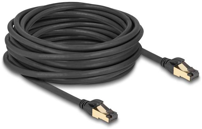 Ein schwarzes Ethernet-Kabel mit goldfarbenen Steckern, aufgerollt und bereit zur Verbindung von Netzwerkgeräten.