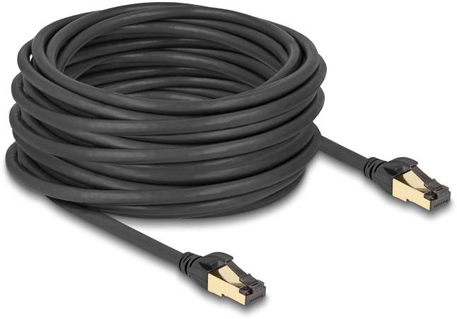 Schwarzes Ethernet-Kabel, aufgewickelt. An beiden Enden befinden sich goldfarbene RJ45-Stecker. Geeignet für Netzwerkverbindungen.