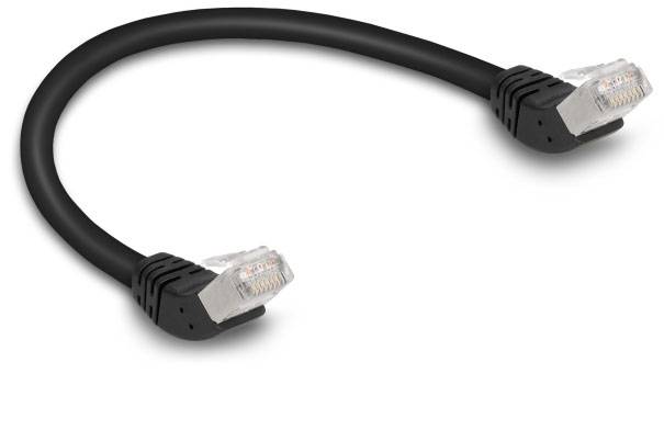 Ein schwarzes Ethernet-Kabel mit Steckern an beiden Enden, verwendet zur Netzwerkverbindung zwischen Geräten.