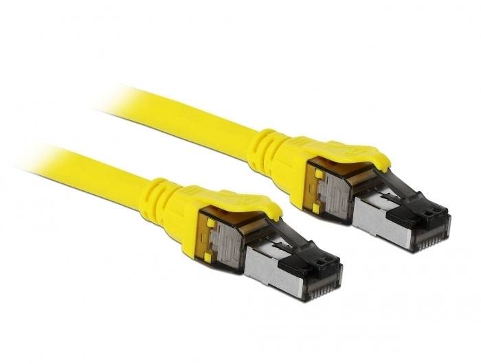 Zwei gelbe Ethernet-Kabel mit Metallanschlüssen, die nebeneinander liegen. Sie sind für Netzwerkinstallationen geeignet.