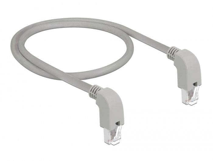Ein graues Ethernet-Kabel mit zwei RJ-45-Steckern an den Enden, zur Verwendung für Netzwerkverbindungen.