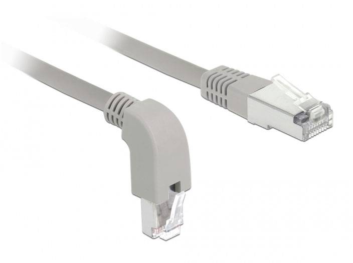 Ein flaches, graues Ethernet-Kabel mit zwei RJ-45-Steckern, die in entgegengesetzte Richtungen zeigen, vor weißem Hintergrund.