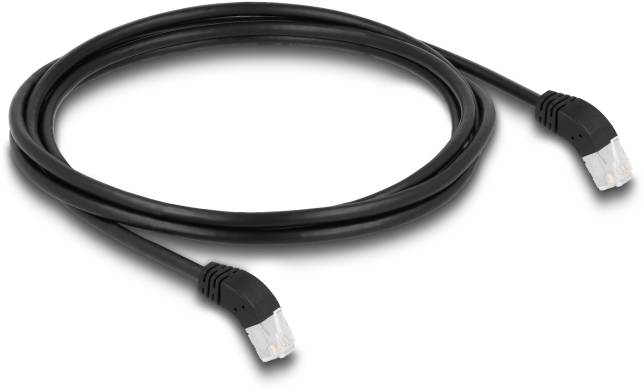 Schwarzes Ethernet-Kabel mit RJ45-Steckern an beiden Enden, aufgerollt auf weißem Hintergrund.
