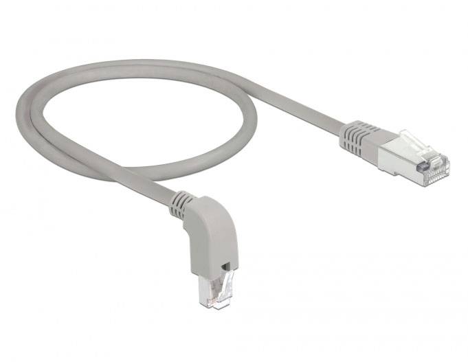 Ein graues Ethernet-Kabel mit RJ45-Steckern an beiden Enden, geeignet für die Verbindung von Netzwerkgeräten.