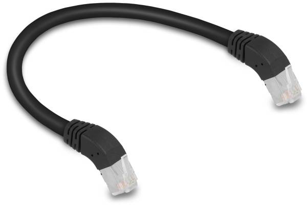 Ein schwarzes Ethernet-Kabel mit zwei RJ45-Steckern an den Enden, gebogen, um die Flexibilität zu zeigen.