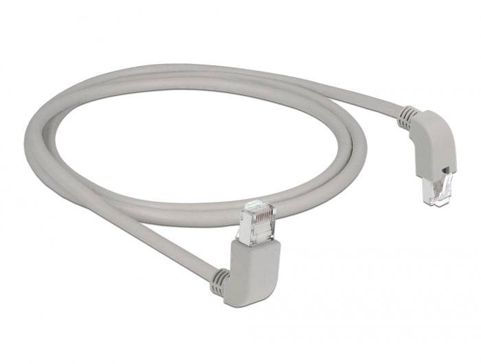 Ein graues Ethernet-Kabel mit abgewinkelten RJ45-Steckern an beiden Enden. Ideal zur Verbindung von Netzwerkgeräten in engen Räumen.