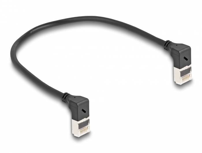 Ein schwarzes Ethernet-Kabel mit abgewinkelten RJ45-Steckern an beiden Enden, geeignet zur Netzwerkverbindung.