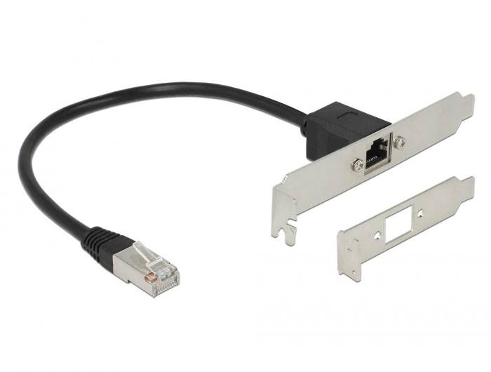 Ethernet-Kabel mit RJ45-Stecker und zwei Metallhalterungen für Netzwerkinstallationen.