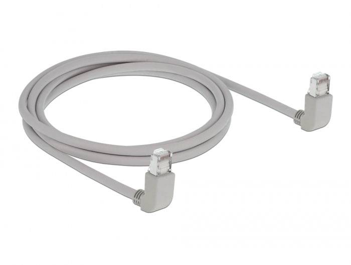 Ein graues Ethernet-Kabel mit rechtwinkligen Steckern an beiden Enden. Geeignet für die Verbindung von Netzwerkgeräten.