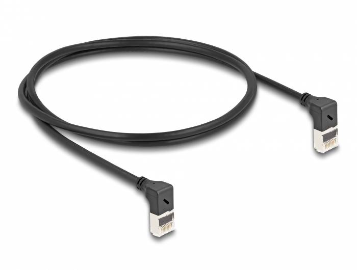Schwarzes Netzwerkkabel mit zwei RJ45-Steckern, geeignet für Ethernet-Verbindungen.