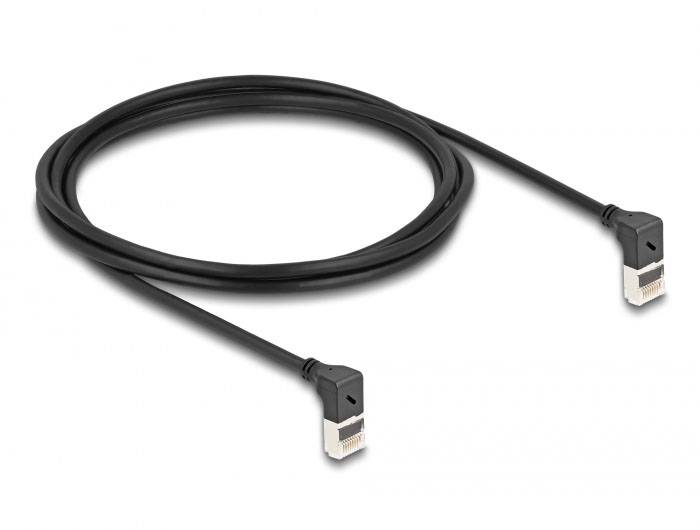 Ein schwarzes Ethernet-Kabel mit rechtwinkligen Steckern an beiden Enden.