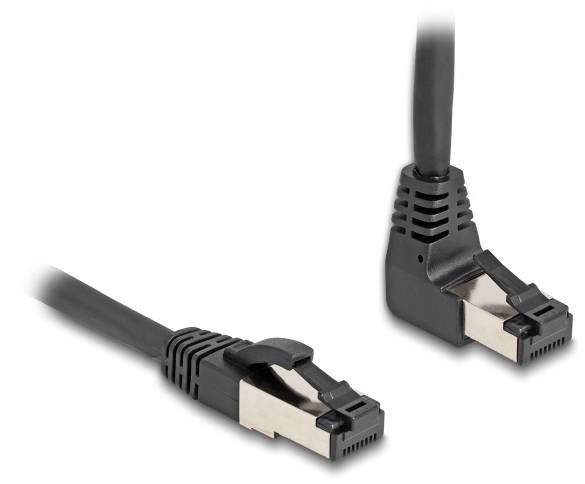 Zwei schwarze Ethernetkabel mit RJ45-Steckern, zeigen den Verriegelungsmechanismus und sind in einem Winkel von 90 Grad gebogen.