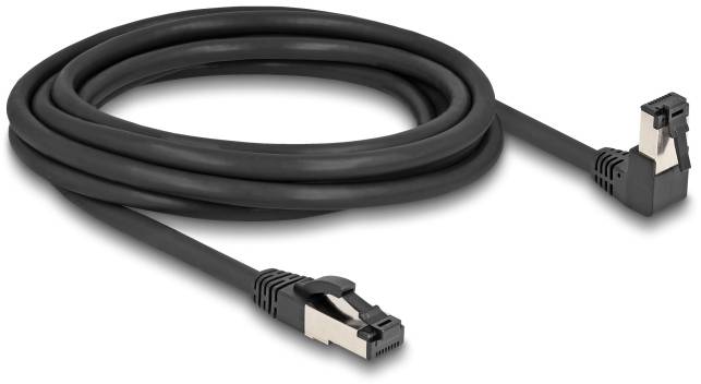 Schwarzes Netzwerkkabel, aufgewickelt, mit rechtwinkligen RJ45-Steckern an beiden Enden, geeignet für Ethernet-Verbindungen.