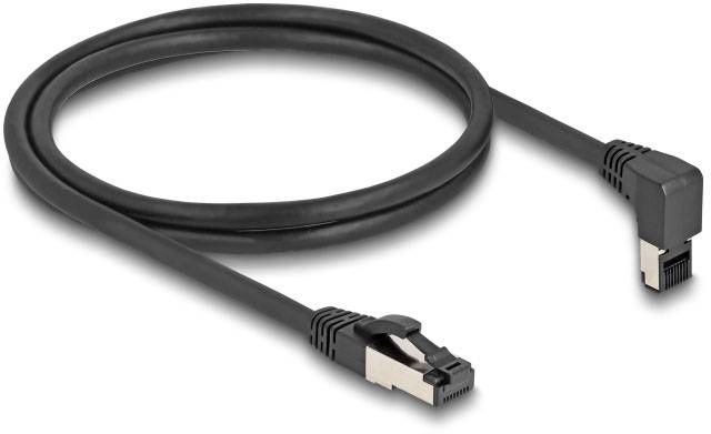 Ein schwarzes Ethernet-Kabel mit gewinkeltem Stecker auf der rechten Seite, geeignet zur Verbindung von Netzwerkgeräten.