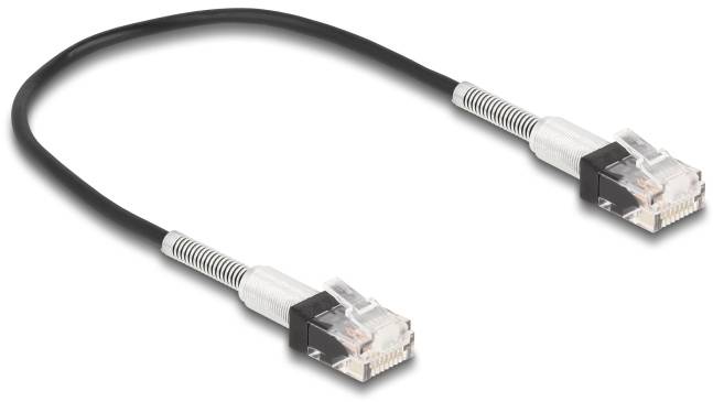 Schwarzes Netzwerkkabel mit transparenten RJ-45-Steckern an beiden Enden, verwendet für Ethernet-Verbindungen in Computernetzwerken.