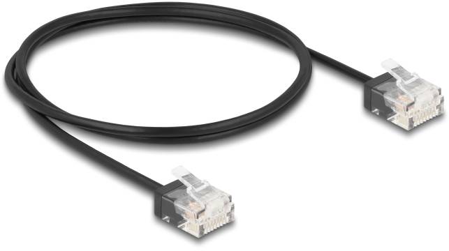 Schwarzes Ethernet-Kabel mit zwei Steckern an den Enden, zur Vernetzung oder Internetverbindung.