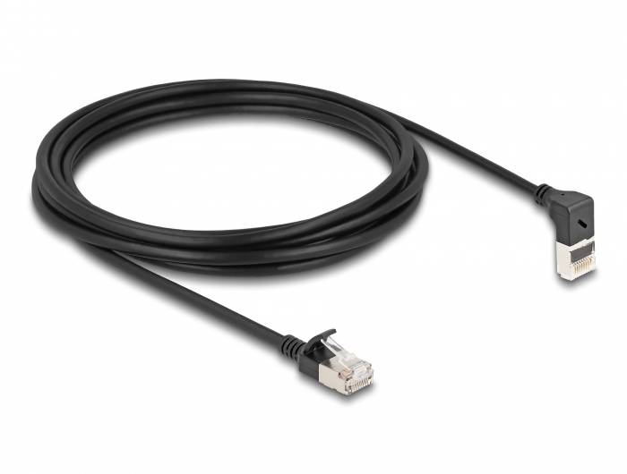 Abgebildet ist ein schwarzes Ethernet-Kabel mit einem rechten Winkelstecker und einem geraden Stecker an den Enden.