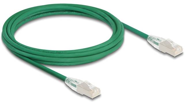 Grünes Ethernet-Kabel mit Netzsteckern an beiden Enden, geeignet für die Verbindung von Computern und Netzwerkgeräten.
