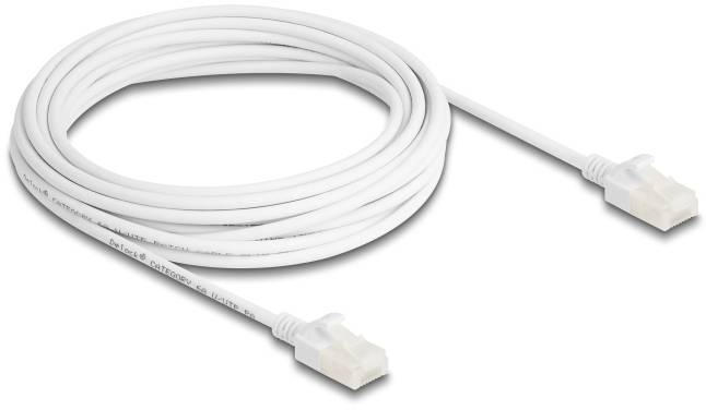 Ein weißes Ethernet-Kabel mit Steckern an beiden Enden, aufgerollt in einer Schlaufe.