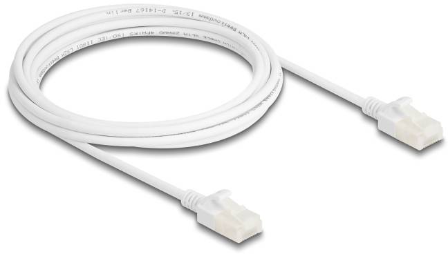 Ein weißes Telefonkabel mit zwei Steckern an den Enden, das gewickelt liegt.