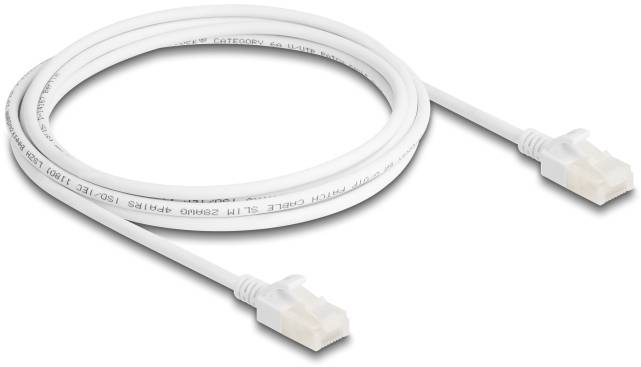 Weißes Netzwerkkabel mit RJ45-Steckern an beiden Enden. Geeignet für Ethernet-Verbindungen in Netzwerken oder Computern.