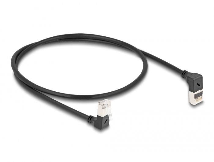 Ein schwarzes Netzwerkkabel mit einem L-förmigen Stecker an einem Ende und einem normalen RJ45-Stecker am anderen Ende.