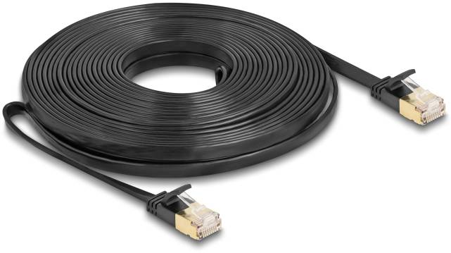 Schwarzes, flaches Ethernet-Kabel, aufgewickelt, mit zwei goldfarbenen RJ-45-Steckern an den Enden. Geeignet für Netzwerkverbindungen.