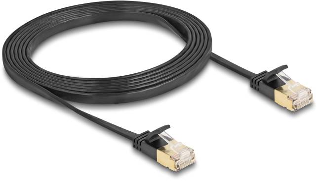 Schwarzes, flaches Ethernet-Kabel mit RJ45-Steckern an beiden Enden, geeignet für Netzwerkverbindungen.