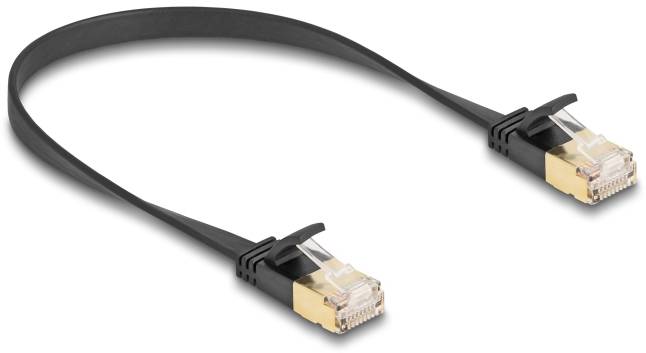 Flaches, schwarzes Ethernet-Kabel mit goldfarbenen Steckern an beiden Enden, verwendet zur Netzwerkverbindung.