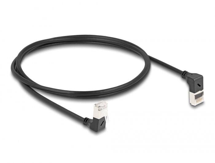 Schwarzes Ethernet-Kabel mit zwei abgewinkelten Steckern, geeignet für Netzwerkverbindungen in beengten Bereichen.