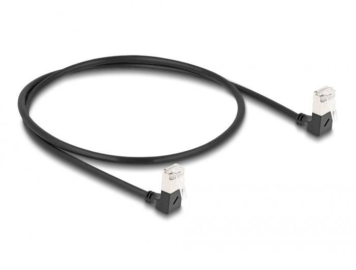 Schwarzes Ethernet-Kabel mit rechteckigen Steckern an beiden Enden, gebogene Form, weiße Metallanschlüsse sichtbar.