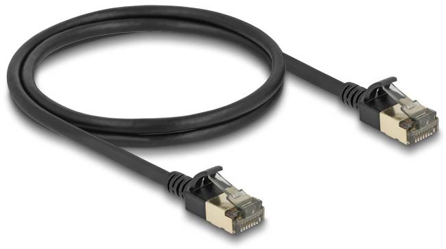 Ein schwarzes Netzwerkkabel mit RJ45-Steckern an beiden Enden für Ethernet-Verbindungen.