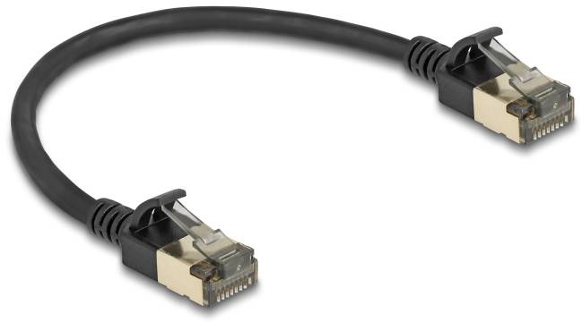 Ein schwarzes Ethernet-Kabel mit zwei RJ45-Steckern an beiden Enden, verwendet für Netzwerkverbindungen.