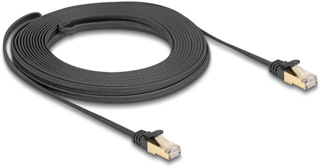 Schwarzes, flaches Ethernet-Kabel mit goldenen Anschlüssen, ausgerollt. Geeignet für Netzwerkverbindungen in Heim- und Büronetzwerken.