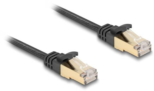 Zwei Netzwerkkabelstecker mit goldenen Anschlüssen auf weißem Hintergrund, zeigen Längen und Anschlüsse eines Ethernet-Kabels.