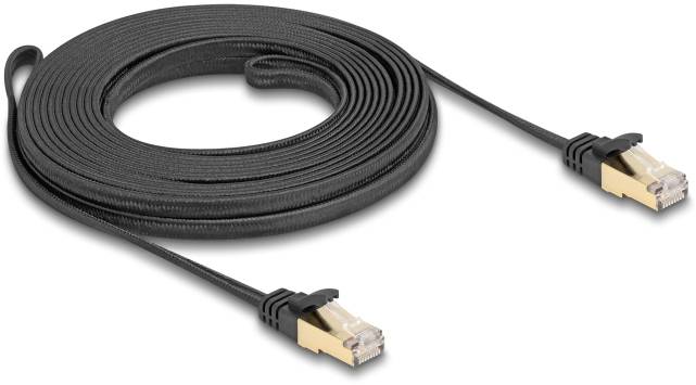 Schwarzes, flaches Ethernet-Kabel mit zwei RJ45-Steckern an den Enden; geeignet für Netzwerkanwendungen.