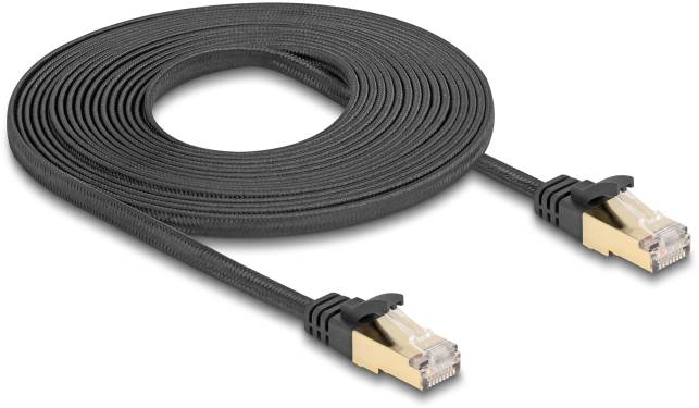 Flaches, schwarzes Ethernet-Kabel mit zwei goldenen Steckern, geeignet für Computernetzwerke und Internetverbindungen.