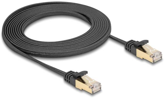 Ein schwarzes, geflochtenes Ethernet-Kabel mit goldfarbenen Steckern, geeignet für Netzwerkverbindungen.