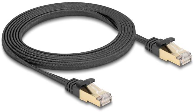 Schwarzes Ethernet-Kabel mit goldfarbenen Steckern an beiden Enden, gewunden und bereit zur Verbindung von Netzwerkgeräten.